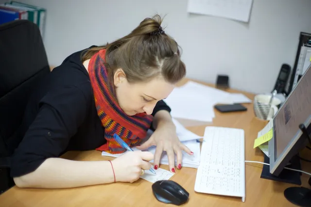 Специалист компании за работой с документами